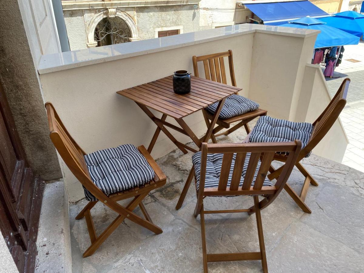 Apartment Augustini Cres Luaran gambar