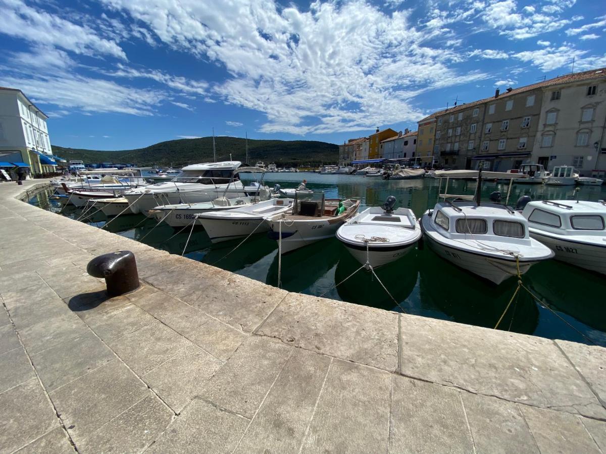 Apartment Augustini Cres Luaran gambar