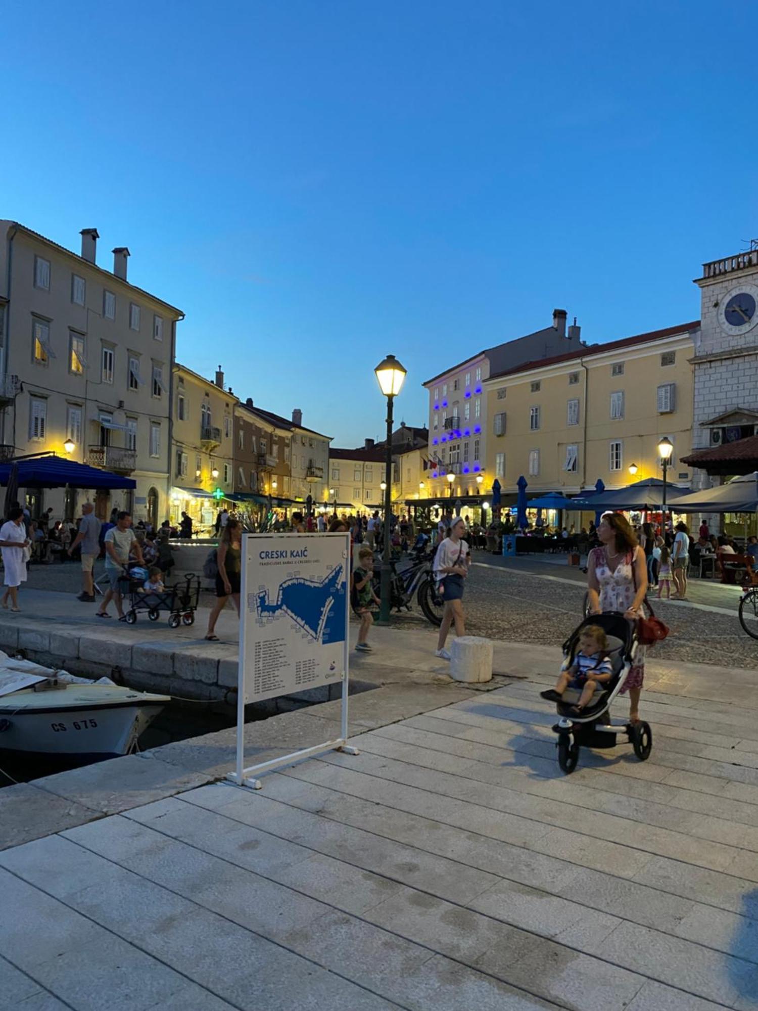 Apartment Augustini Cres Luaran gambar