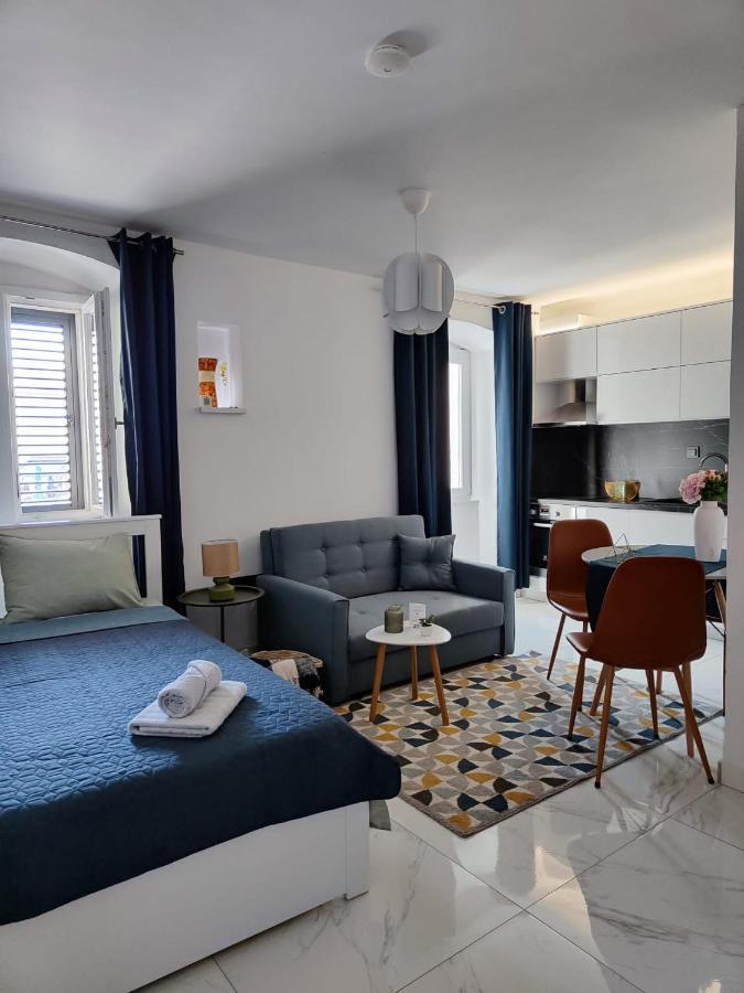 Apartment Augustini Cres Luaran gambar