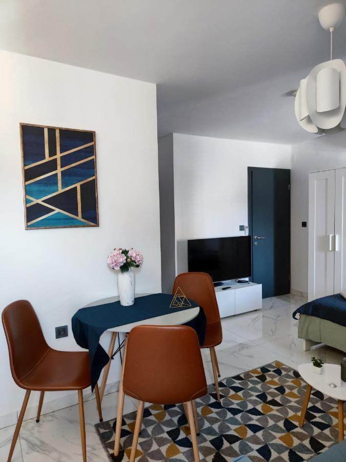 Apartment Augustini Cres Luaran gambar